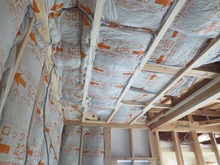 天井と壁にもぎっしりと断熱材を詰めます。
防音室の特徴である二重構造ができあがってきました。
