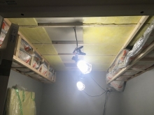 天井に梁型給排気ダクトボックスをつくっています。
