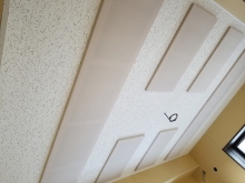 天井は吸音天井に仕上げて音の響きを調整つします。