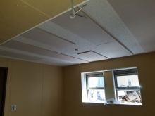 天井は吸音天井に仕上げています。
音の響きを調節して疲れにくい音響空間に仕上げています。