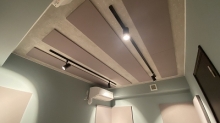 天井と壁には弊社オリジナルの吸音パネルを設置しています。