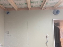 防音室側の壁と天井をつくっています。
石膏ボードを張り重ねて隙間をうめていきます。