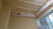 天井に梁型で吸排気ダクトボックスをつくっています。
