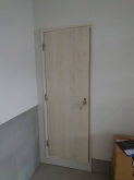 出入り口には木製の防音ドアを２重で設置しています。